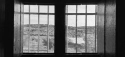 A través de la ventana