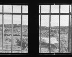 A través de la ventana